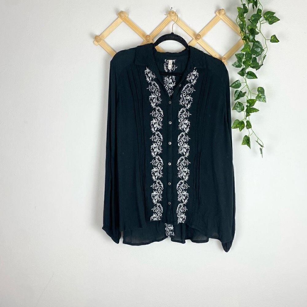 FREE PEOPLE Embroidered Button Front Top Black Size Small EUC L361
